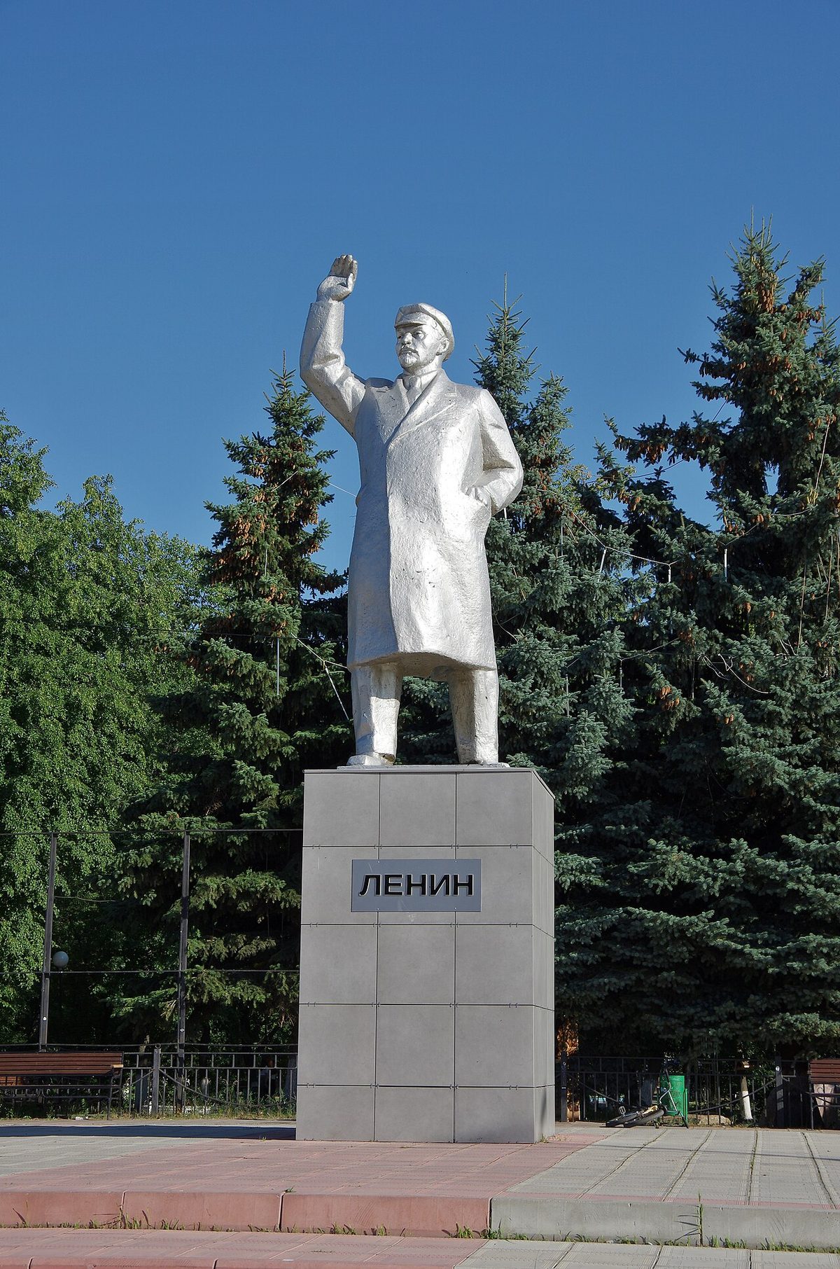 Памятник В. И. Ленину на улице Большевистской